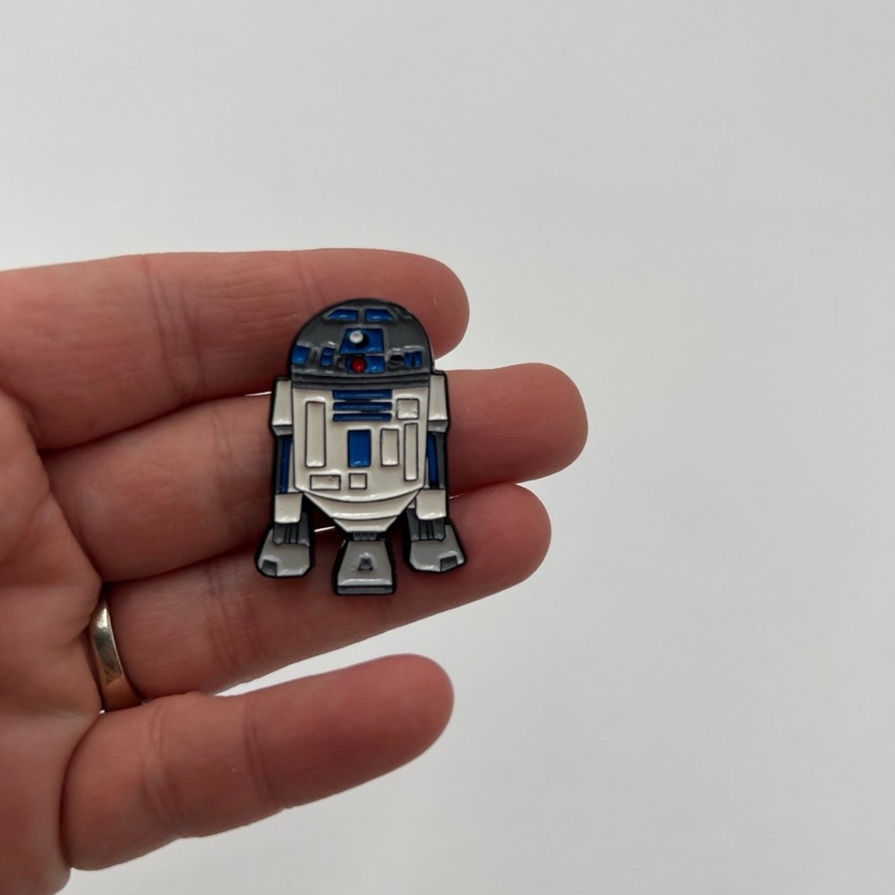 New Star Wars R2-D2 Enamel Pin